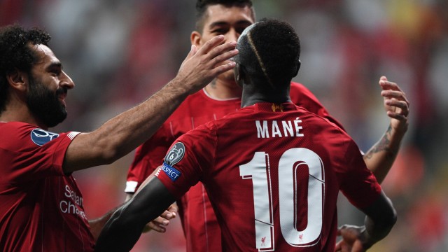 Champions League: Sadio Mané feiert einen Treffer mit seinen Kollegen Mohamed Salah und Roberto Firmino.