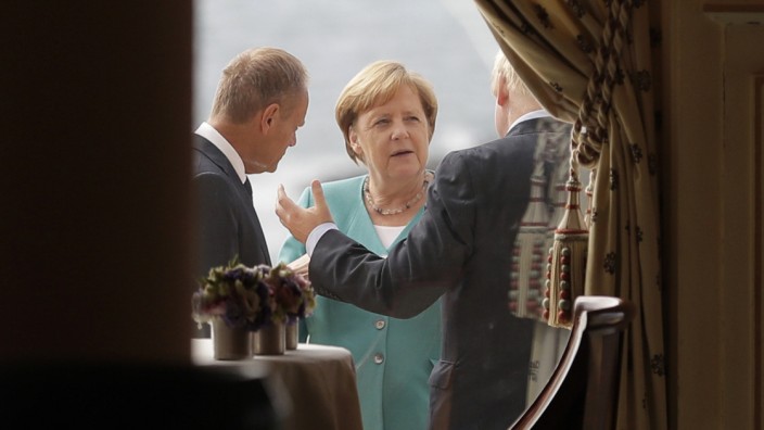 G-7-Gipfel in Frankreich: Merkel nach ihrer Ankunft in Biarritz im Gespräch mit EU-Ratspräsident Donald Tusk (links) und dem britischen Premier Boris Johnson.