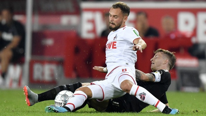 Taktik in der Fußball-Bundesliga: Eine von vielen Grätschen: Kölns Birger Verstraete (vorne) wird von Dortmunds Marco Reus attackiert.