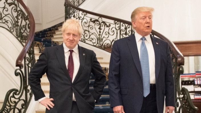 Politik und Werte: Auslaufmodelle: Die Populisten Boris Johnson und Donald Trump beim G-7-Gipfel 2019 in Biarritz.