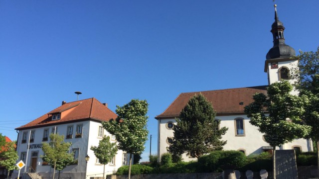 Rebellendorf in Franken: Vor Rathaus und Kirche mahnt heute noch die "Freiheitsglocke" an die Zeit.