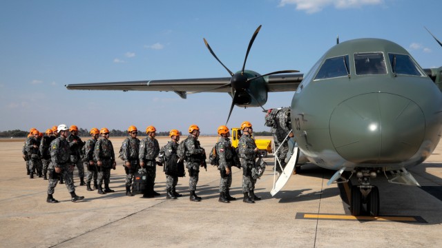 Waldbrände: In Brasilia steigen Soldaten in ein Flugzeug, um bei der Brandbekämpfung im Amazonas zu helfen.
