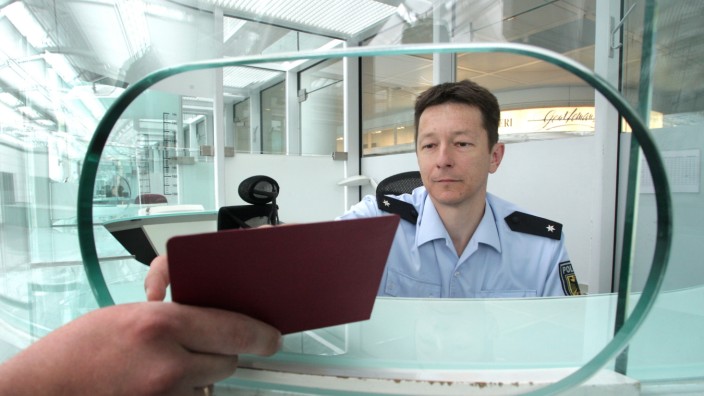 Münchner Airport: Bundespolizisten am Flughafen München decken bei ihren Kontrollen täglich durchschnittlich weit mehr als zwanzig Straftaten auf.