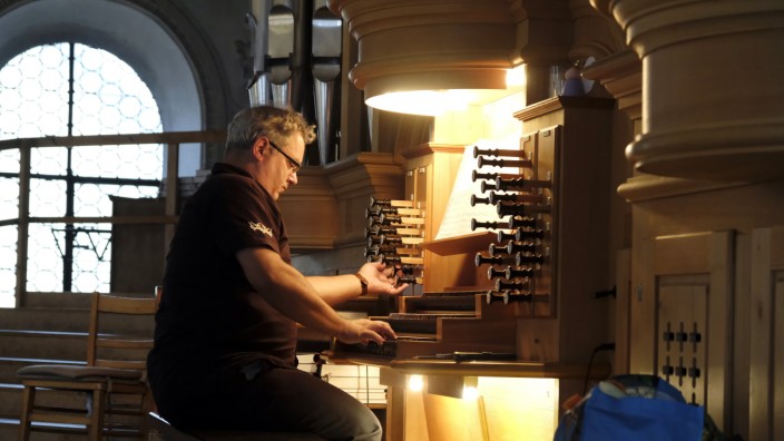 Konzert in Wolfratshausen: Christoph Brückner an der Orgel in Sankt Andreas - wenn er Gospel und Ragtime vereint, ist das ein unterhaltsamer Mix.