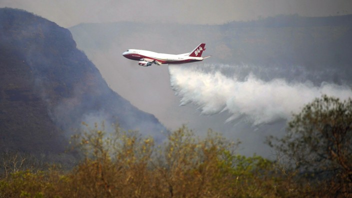 Brasilien: Bolivien setzt eine US-amerikanische Boeing 747 über den Bränden ein.