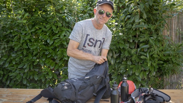 Wandern mit Handicap: Letzte Vorbereitungen: Jürgen Schmückle packt seinen Rucksack für die außergewöhnliche Alpenüberquerung.