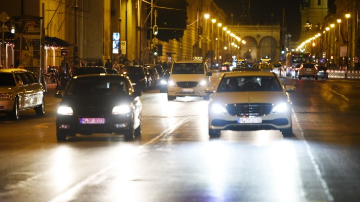 Personenbeförderung: Reguläre Taxis bekommen immer mehr Konkurrenz - leider auch illegale.