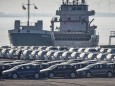 Im Seaport Emden in Niedersachsen Deutschland stehen Automobile Der Marken Volkswagen und Audi ber