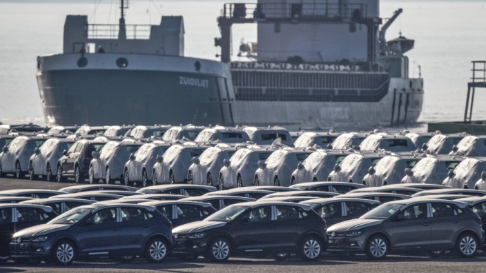 Im Seaport Emden in Niedersachsen Deutschland stehen Automobile Der Marken Volkswagen und Audi ber