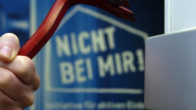 München Extra Ticker: Einbrecher entwenden einen Tresor mit mehreren Tausend Euro. Von den Tätern fehlt bisher jede Spur.