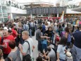Tausende Passagiere warten im Flughafen München im Terminal 2.