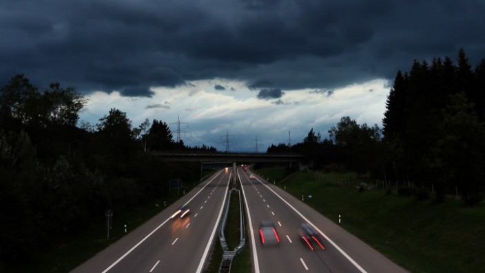 Gewitterwolken über Autobahn