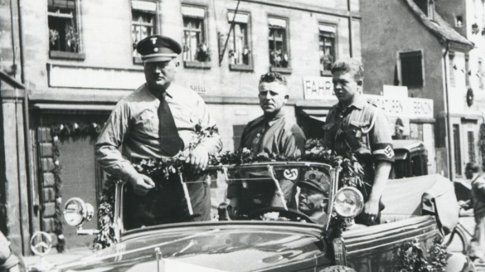 Franz Jakob (stehend, mit Mütze) war von 1933 bis 1939 Oberbürgermeister in Fürth