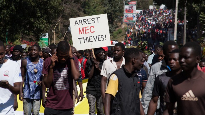 Malawi: Oppositionelle äußern ihren Unmut mit einem Protestmarsch.