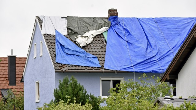 Pfingst-Unwetter: Kurz nach dem Hagelschlag wurden viele Dächer provisorisch gesichert.