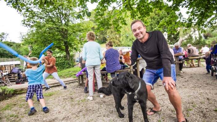 Gastronomie: Im provisorischen Biergarten von Ray Seeliger beim Kirchenwirt in Steinebach haben sich auch Kinder und Jugendliche wohlgefühlt. Hunde auch.
