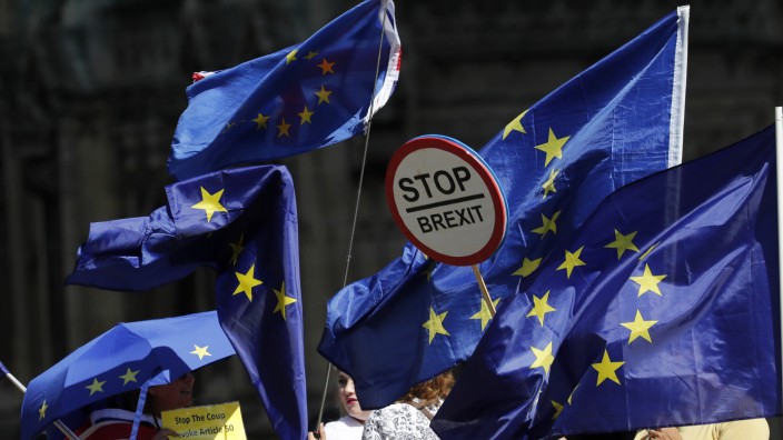 Brexit: Brexit-Gegner demonstrieren vor dem Parlamentsgebäude in London.
