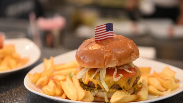 Jones Diner: Wer es deftiger mag - greift gleich zu Burger und Pommes.