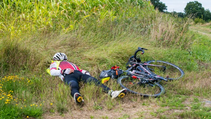 Spitzensportler: Powernap: ein schlafender Teilnehmer des Radrennens Paris-Brest-Paris.