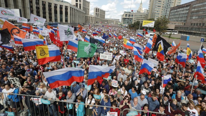 Russland: Trotz teils massiver Gewalt kommen viele Menschen zu den Demonstrationen.