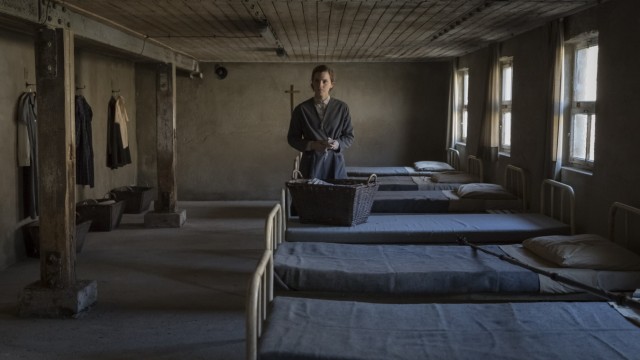 SZ-Serie: Filmkulissen rund um München: ...in einen Schlafsaal verwandelt, in dem nur Frauen untergebracht werden, strikt getrennt von ihren Familien. Auch Lena (Emma Watson) wird dort ein Bett zugewiesen.