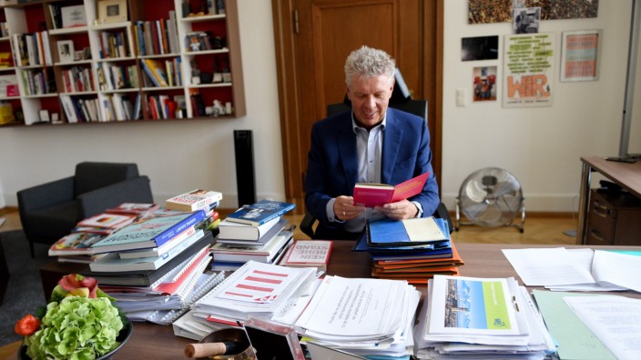 Münchens Oberbürgermeister Dieter Reiter in seinem Büro im Rathaus.