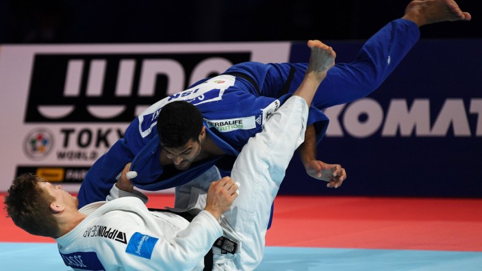 Judo: Die deutschen Judoka waren dem neuen internationalen Niveau bei der WM in Tokio nicht gewachsen. Mit Sagi Muki (in blau) konnte zum Beispiel Israel das erste Mal einen Weltmeister feiern.