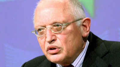 EU-Kommissar Verheugen: EU-Industriekommissar Verheugen übt scharfe Kritik an der Finanzaufsicht.