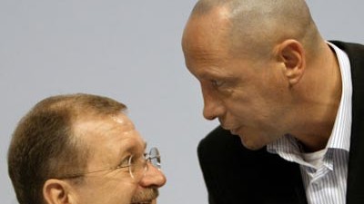 Porsche: Porschechef Wendeling Wiedeking (links) und der Betriebsratsvorsitzende Uwe Hück: Brüskierung eines alten Verbündeten.