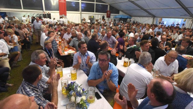 Horst Seehofer in Puch: Die etwa 1000 Zuhörer im Festzelt von Puch begleiten die Ausführungen des Bundesinnenministers immer wieder mit stürmischem Applaus.