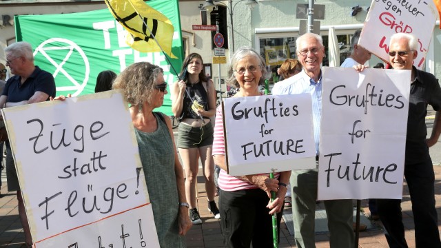 Demonstration in Freising: "Alter egal, Herkunft egal", das Motto nahm eine Gruppe erklärter "Grufties" wörtlich und demonstrierte für eine Zukunft mit erträglichem Klima