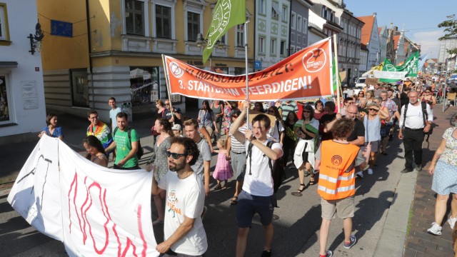 Demonstration in Freising: Laut und bunt sind rund 600 Freisinger am Sonntagnachmittag durch die Innenstadt gezogen, um die Politiker endlich zu mehr Klimaschutz zu bewegen. Mit dabei waren auch zahlreiche ältere Menschen, die sich um die Zukunft ihrer Kinder und Enkel sorgen.