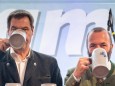 Ministerpräsident Markus Söder und Manfred Weber (beide CSU) beim Gillamoos-Volksfest in Abensberg