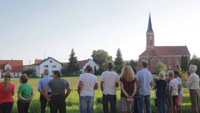 Umstrittenes Projekt: Im September 2018 trafen sich Landrat, Bürgermeister und Bürger zum Ortstermin in Haslach. Dort wird das Windrad neben der Kirche aufragen.