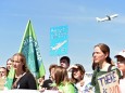 Klimawandel: Demonstranten von "Fridays For Future" am Flughafen Düsseldorf