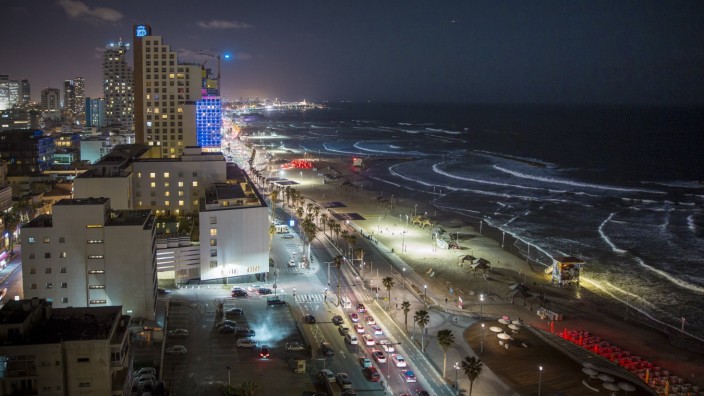 Blick auf Stadt und Strand im naechtlichen Tel Aviv 13 03 17 Tel Aviv Israel PUBLICATIONxINxGERxSU
