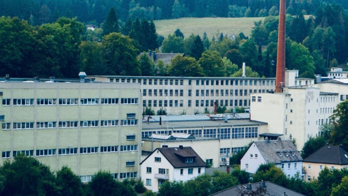 Oberfranken: Jeder Tettauer schaut auf die Porzellanfabrik, zumindest auf einen Schornstein. Nun steht sie da wie ein gewaltiges Industriedenkmal.