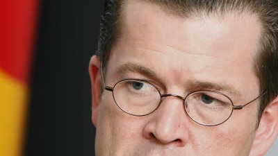 Folgen der Wirtschaftskrise: Bundeswirtschaftsminister Karl-Theodor zu Guttenberg: "Die Arbeitslosigkeit wird wieder auf rund 4,6 Millionen ansteigen".