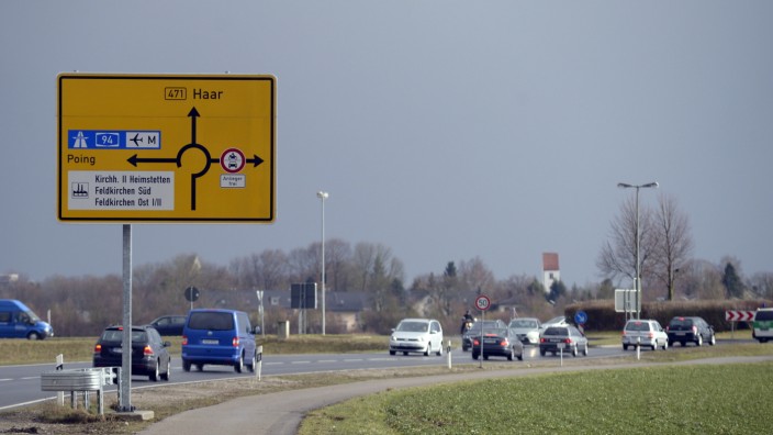 Verkehrspolitik: Die Bundesstraße 471 verbindet Putzbrunn, Haar, Feldkirchen und Aschheim und führt mitten durch die Orte. Das Foto zeigt den Abschnitt beim Haarer Gemeindeteil Ottendichl.