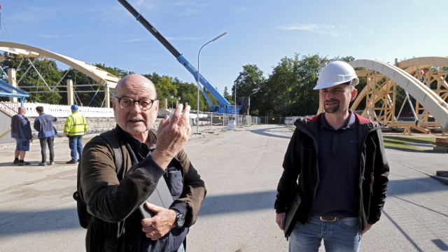 Endlich wieder "oben mit": Sie haben die Termine im Blick: Bauleiter Klaus Siedhoff und Stadtbauamtsmitarbeiter Christoph Otawa.