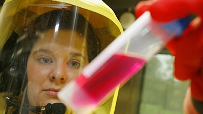 Furcht vor Pandemie: In Hochsicherheitslaboren für Virusforschung wird an der Entwicklung eines Impfstoffs gegen die Schweinegrippe gearbeitet.