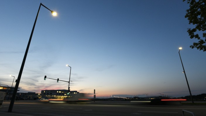 SZ-Serie: Nachtgeschichten: Es werde Licht: In Freiham stehen intelligente Straßenleuchten mit LED-Technik.