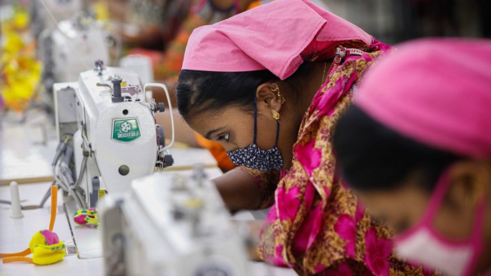 January 7 2018 Dhaka Bangladesh Bangladeshi female workers work at a garments factory in Gazip