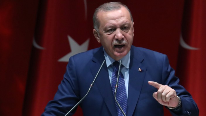 Türkei: Die Türkei hat 1980 den Atomwaffensperrvertrag unterzeichnet. Somit darf die Türkei wie viele andere Länder auch keine Atomwaffen anschaffen. Doch darauf geht Recep Tayyip Erdoğan in seiner Rede am Donnerstag nicht ein.