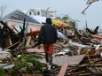 "Dorian" auf den Bahamas: Ein Mann geht durch Trümmern in in Marsh Harbour