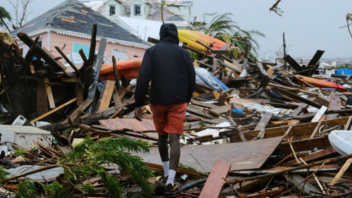 "Dorian" auf den Bahamas: Ein Mann geht durch Trümmern in in Marsh Harbour
