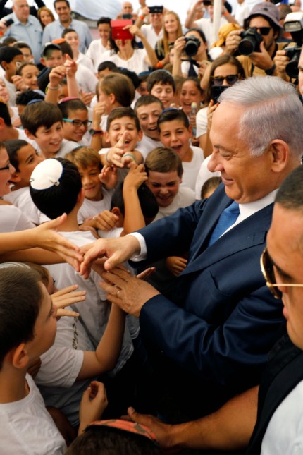 Israel: Ministerpräsident Benjamin Netanyahu begrüßt zum Start des Schuljahres am ersten September jüdische Schüler im besetzten Westjordanland.