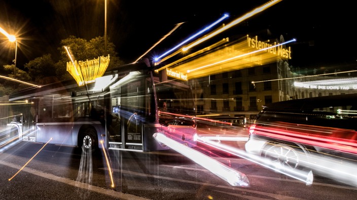 Öffentliche Verkehrsmittel in der Nacht fotografiert an diversen Haltestellen am Stachus.