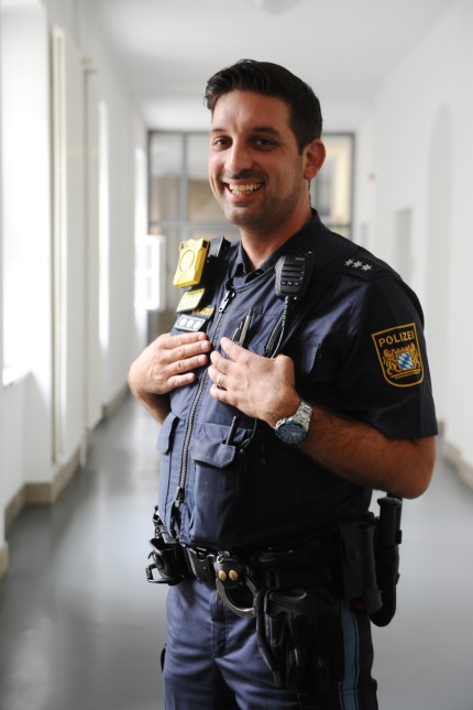 Polizist: Schutzweste, Handschellen, Pistole, Taschenlampe - bis zu zehn Kilo trägt Herbert Prussas im Dienst.