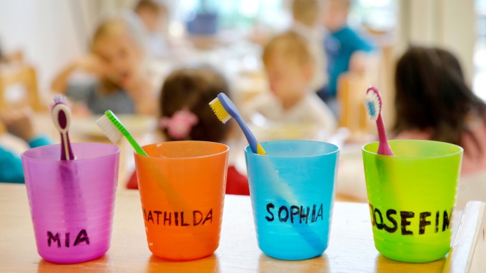Kinderbetreuung in München: Ordnung muss sein: Zahnbürsten und Zahnputzbecher in einer Kindertagesstätte sind mit den Vornamen der Kinder versehen.